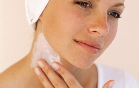 applicare una crema per ringiovanire la pelle del collo e del décolleté