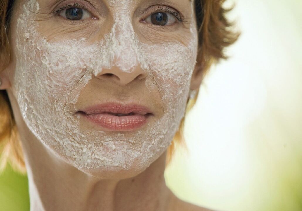 Maschera rigenerante per la pelle del viso dopo 50 anni