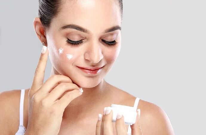 Prima di utilizzare il massaggiatore, applicare la crema sul viso