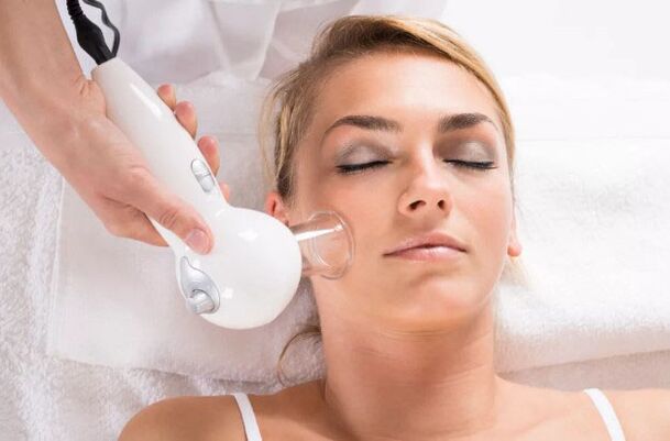 Una procedura di massaggio sottovuoto aiuterà a pulire la pelle del viso e ad attenuare le rughe