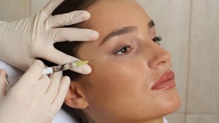mesoterapia come un modo per ringiovanire la pelle intorno agli occhi