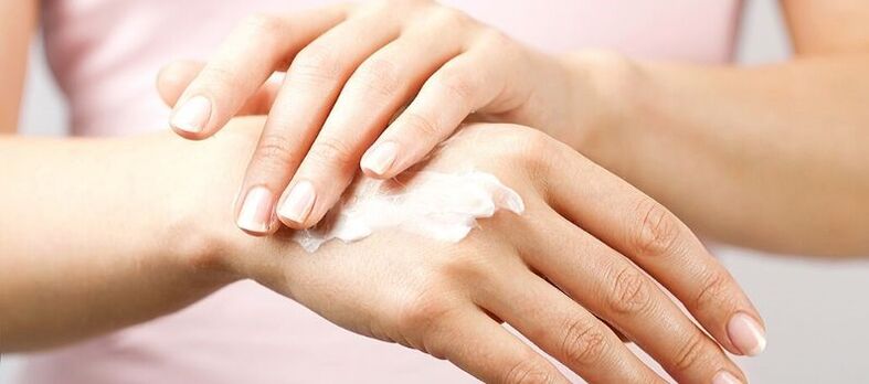 applicare la crema sulla pelle delle mani